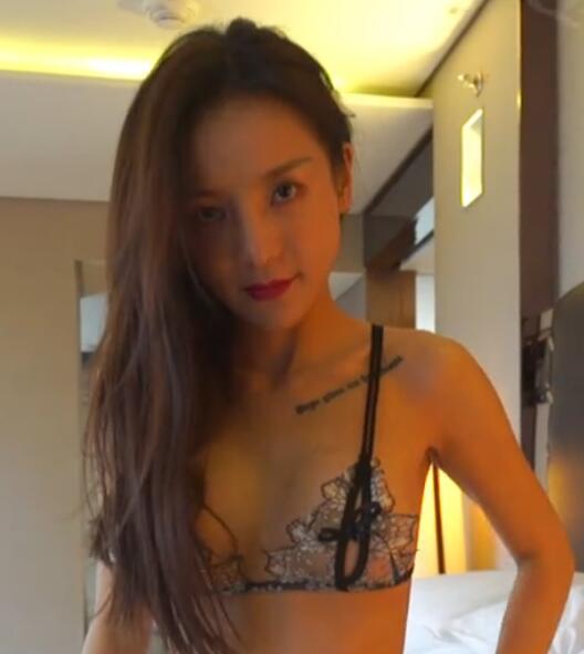 御用模特私密拍摄 热辣曲线挑逗写真集