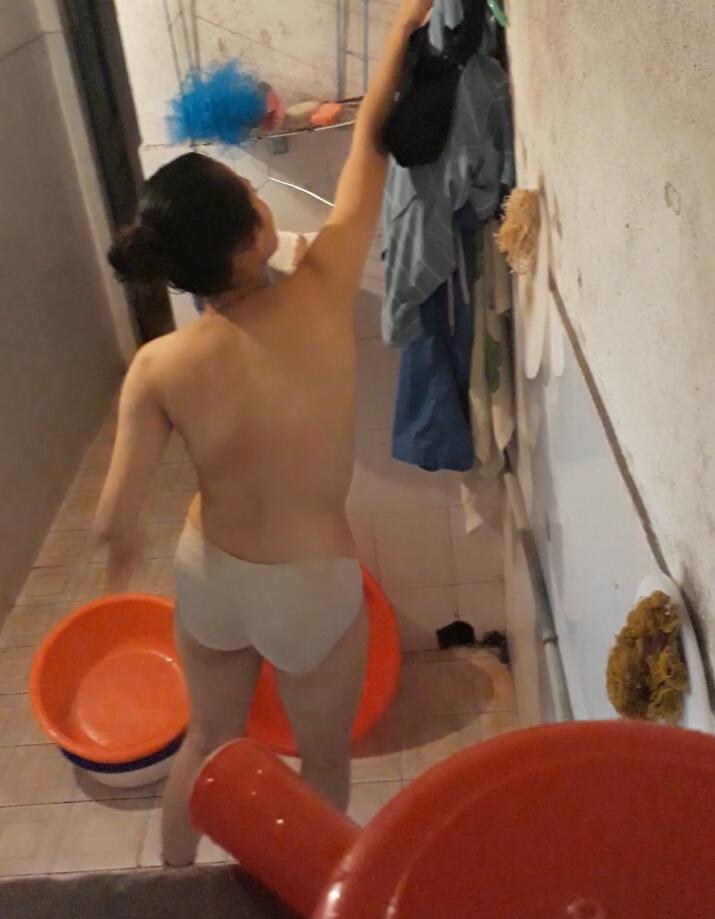 浴室偷窥实录 姐姐沐浴香艳画面全记录