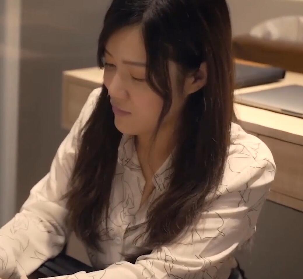深夜兄妹共赏激情片 妹妹主动挑逗哥哥欲火焚身