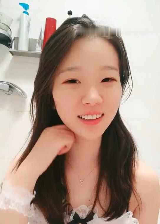 深夜主播浴室湿身热舞 激情互动引观众狂刷礼物