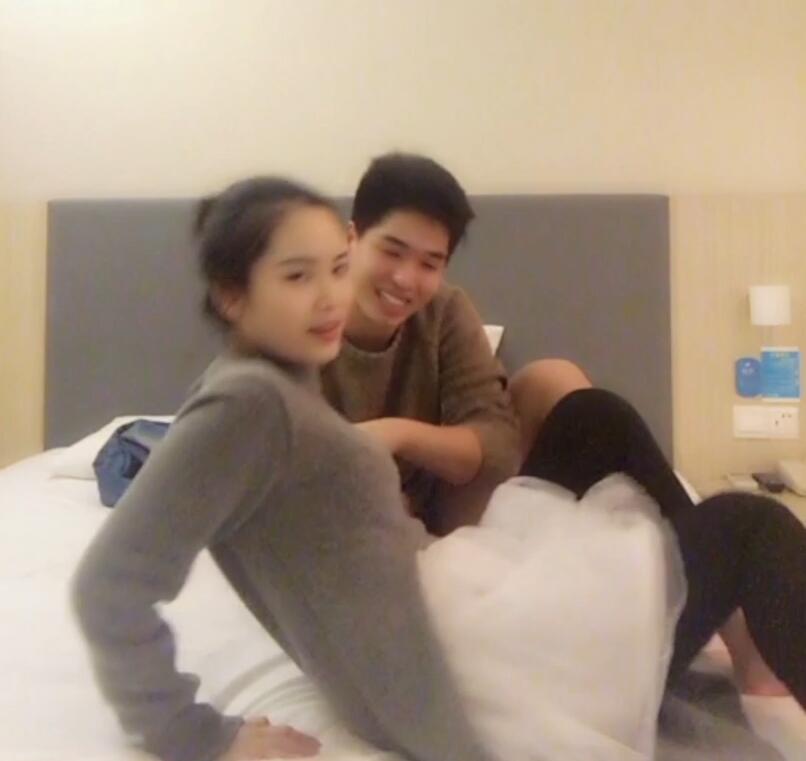 绝美情侣私密自拍实录 真实视角记录火热缠绵时刻