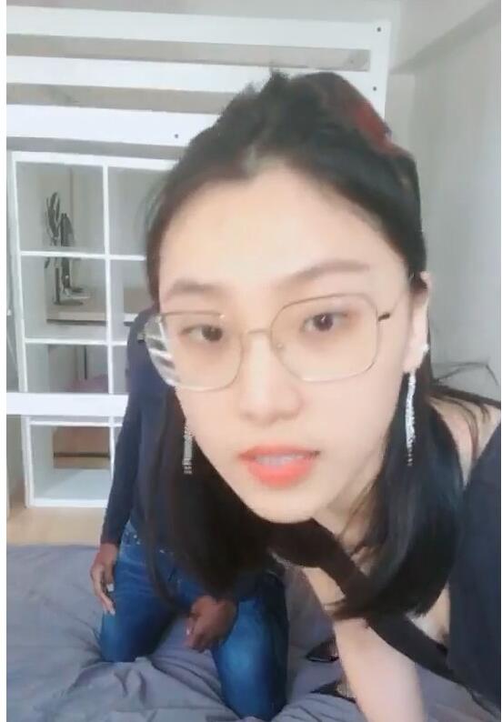 推特红人刘玥与闺蜜小鱼双人侍奉黑人壮汉激情实录