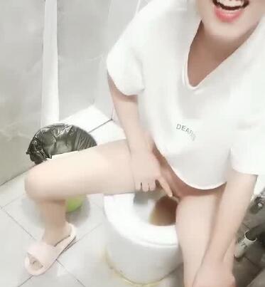 骚女直播尿尿被网友狂操到高潮喷水