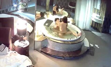 酒店鸳鸯浴偷拍 肌肉猛男与性感美女激情缠绵