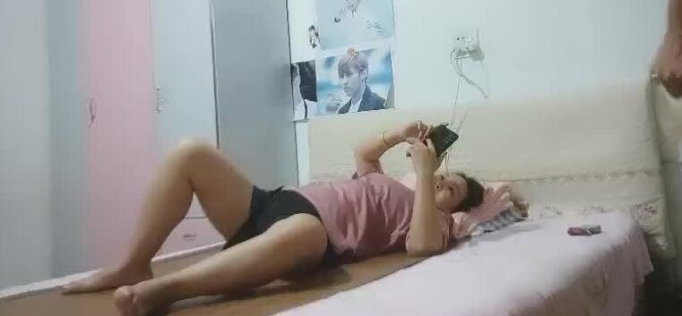 表嫂床上诱惑挑逗 湿身缠绵激情四射
