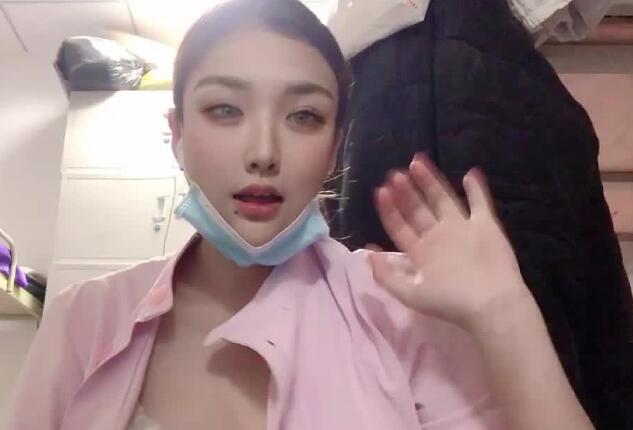 夜班护士寂寞难耐 更衣室自慰被偷拍