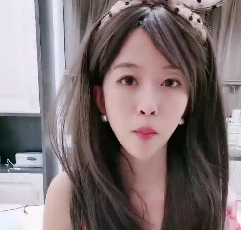 女友主动骑乘上位 激烈抽插高潮迭起