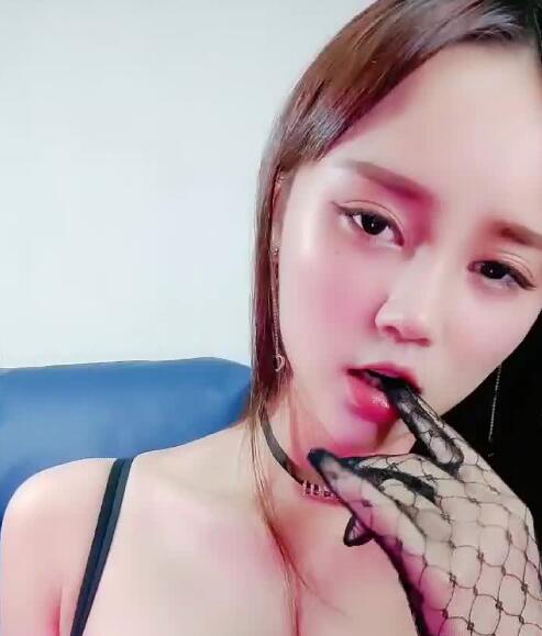 小网红深夜收费直播大尺度裸露诱惑