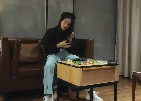 饥渴熟女难耐寂寞 深夜偷欢激情四射