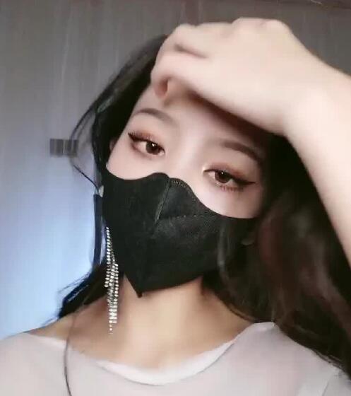 魅惑白纱女主播热舞挑逗 湿身诱惑让人血脉贲张