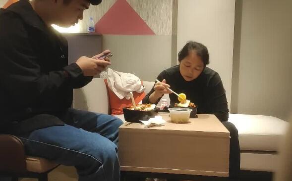 飢渴熟女野戰實錄 田園柴房激情交鋒深夜慾火難耐