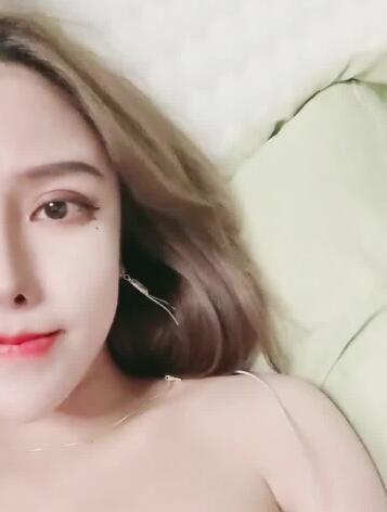 乌克兰留学生深夜自慰直播 大胆展示私密时刻