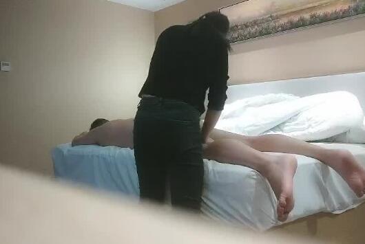 上门按摩女酒店服务谈价后直接激情啪啪