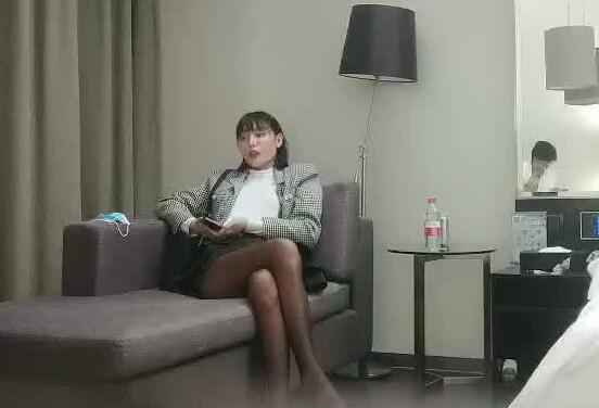 利哥尋花11-19 辦公室黑絲御姐の密技教學 桌下暗戰高挑美模誘惑實錄