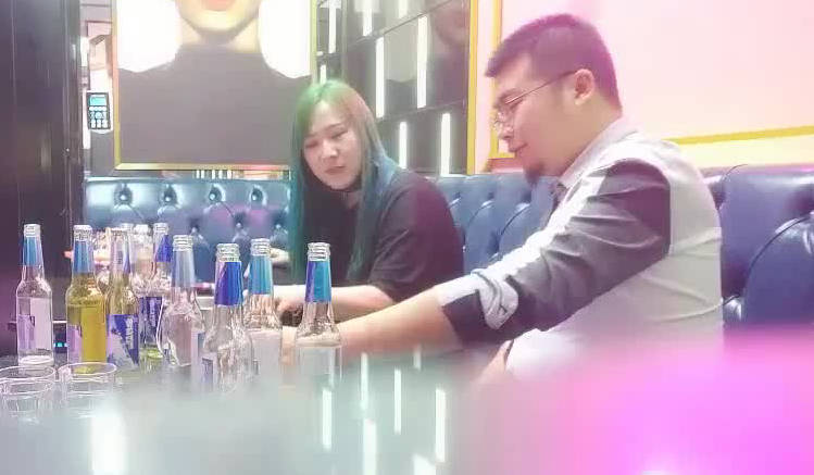 KTV豪饮后女上司主动邀约酒店激情缠绵