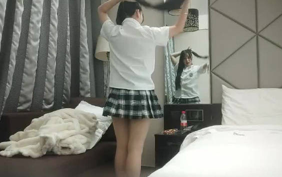 利哥寻花12-18超短裙学妹教室激情互动
