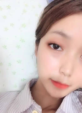 纯欲少女激情私密表演 大胆展露诱人曲线