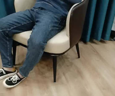 趁老公不在家勾引木讷同事 人妻主动骑乘榨精