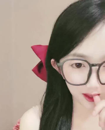眼镜学生妹羞涩初解禁 清纯反差湿身诱惑