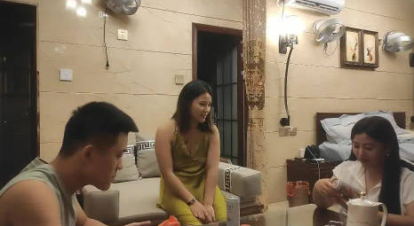 双姝激情牌局后3P狂欢 两女一男极致性爱体验