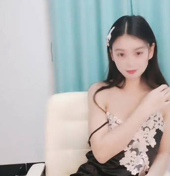 清纯邻家妹深夜直播大胆脱衣 蕾丝睡衣滑落瞬间