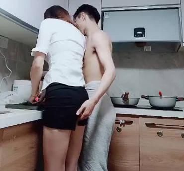 男友突袭厨房将做饭女友抱上床激情交合