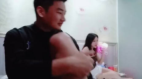 大衣哥儿子偷腥现场：前妻闺蜜火辣勾引全记录