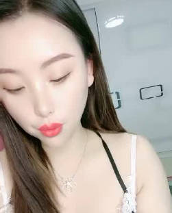 睡衣主播深夜热舞走光 直播间福利大放送
