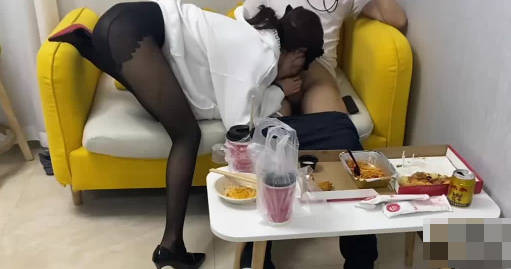 卫衣黑丝女主动求欢遭无套中出激情实录
