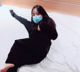 邻居大叔强闯高中女生闺房强行征服