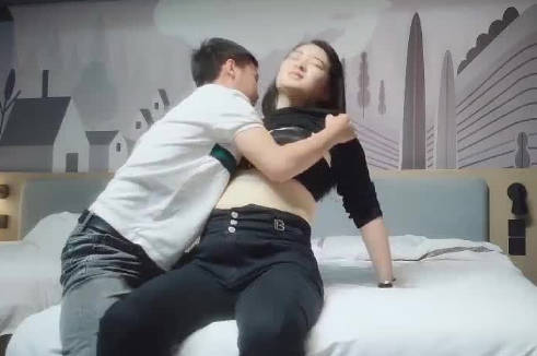 鑫仔探花03-23狂操饥渴人妻 浴室湿身激战到腿软
