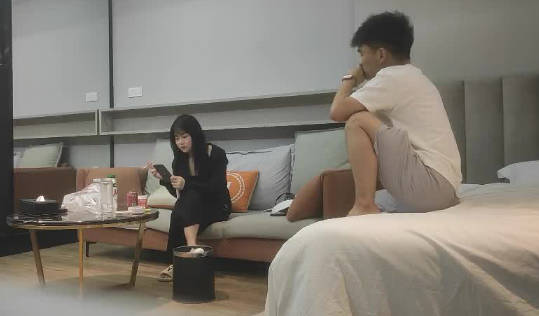 03-17斯文女孩穿连衣裙与老阿姨激情碰撞