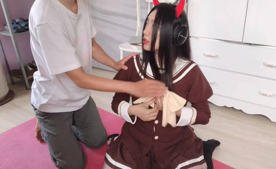 嫚嫚激情演绎动画真人版 口爆场面太刺激让人射爆