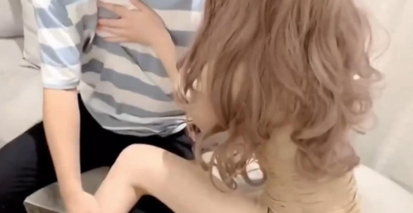 老爸来电高潮忘情 边接电话边冲刺浪叫被听光 #禁忌play