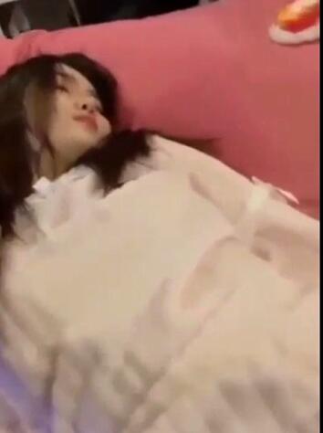 姐夫趁小姨子喝汽水昏睡 禁忌夜裡失控玩弄全記錄