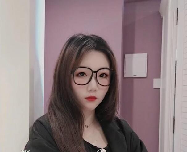 草莓日记番外-巨乳学妹课后湿身诱惑，教室激情一发不可收！