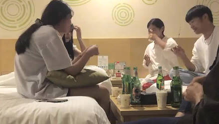 大学男生约三女生宾馆激情夜战 四人混战到天亮