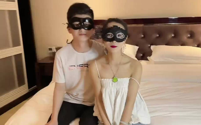 丽江夫妻出轨实录-绿帽丈夫偷窥娇妻被多人调教