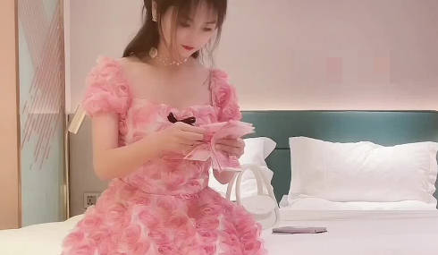 李寻欢-服装店老板娘被猛干到腿软求饶 店内激情实录