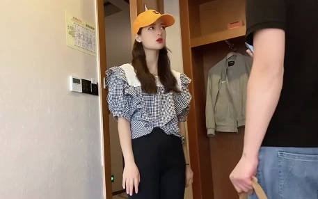 外卖员上门送餐意外邂逅火辣女客户激情缠绵