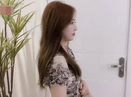 小允儿试衣间遭老板胁迫玩弄 爆乳模特无力反抗
