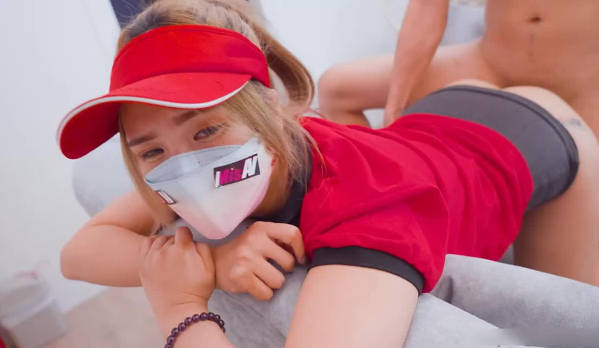 misav-饥渴女外卖员上门送餐竟提供隐藏服务