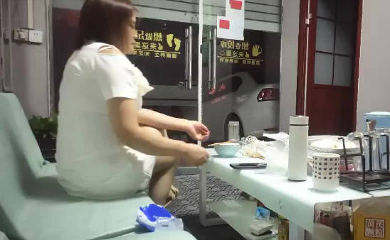 05-22城中村女探花夜访小卖铺 饥渴老板收摊后急不可耐