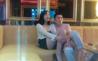 KTV陪唱女醉后失控 包间激情狂欢夜
