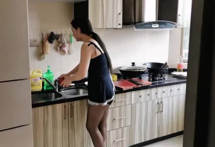 饥渴人妻趁儿子不在家诱惑其好友激情交合
