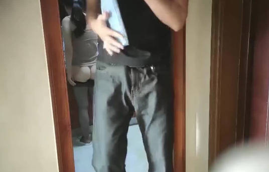 嫂子厨房做饭被后入 饥渴难耐的突袭交欢