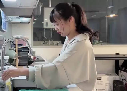 家政婦打掃時腦海全是那根讓她腿軟的巨物 慾望回憶揮之不去