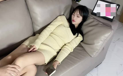 OL女友辦公桌下偷襲 鍵盤聲混著嬌喘誰頂得住