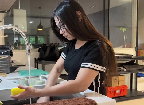 讨债上门无力偿还 娇妻被迫肉偿高利贷