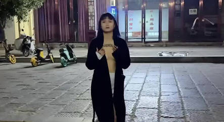 思思春节街头大胆回馈粉丝露出福利